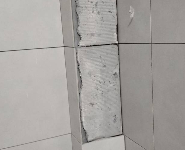 江州瓷砖空鼓维修公司分享下瓷砖施工前基层浇水润湿程度不足，可能导致以下问题