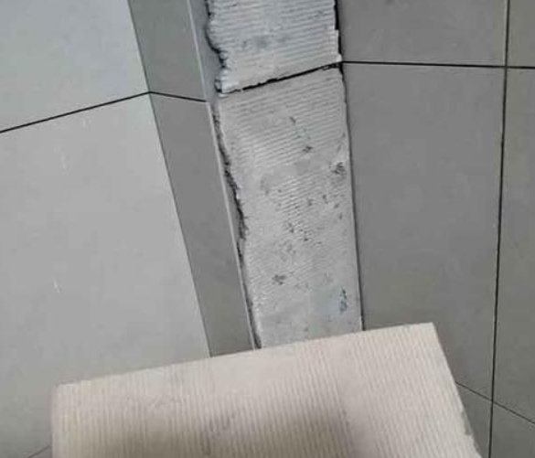 江州瓷砖空鼓维修公司分享下厨房瓷砖脱落的补救措施。